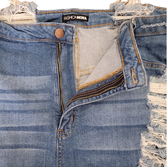 Fashion Nova Women's Distressed Bermuda Shorts Medium Blue Wash 3X NWOT - Picture 9 of 10